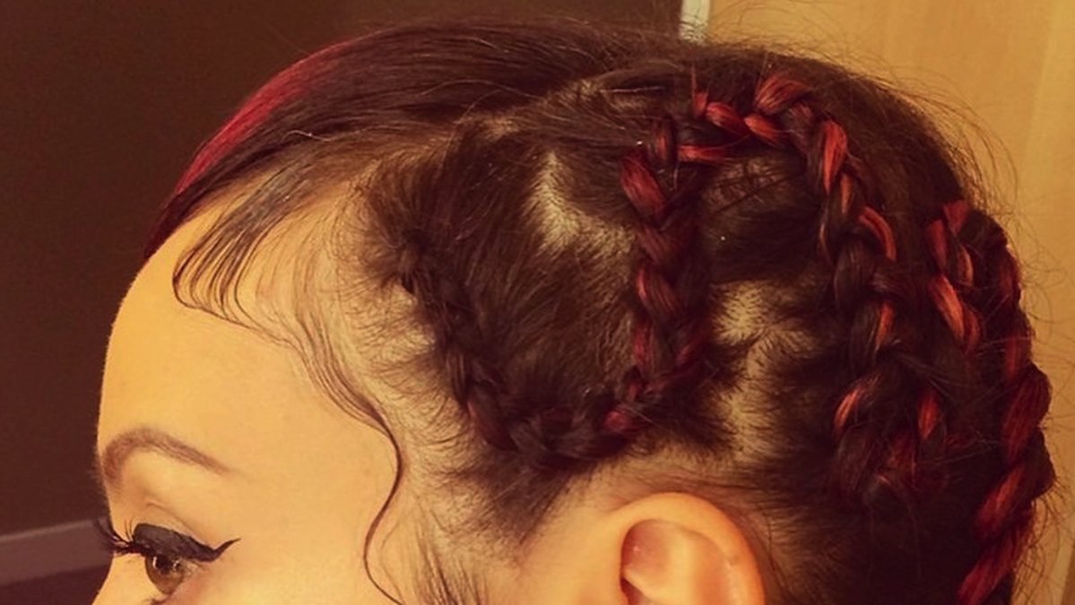 Lily Allen visar upp sin röd-svarta frisyr. 